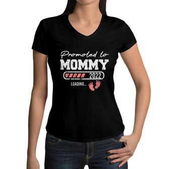 Promoted To Mommy 2022 Loading Soon To Be Mom Women V-Neck T-Shirt - Seseable