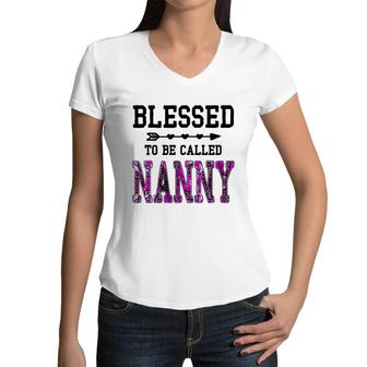 Womens Blessed To Be Called Nanny Mothers Day Floral Grandma Women V-Neck T-Shirt - Seseable