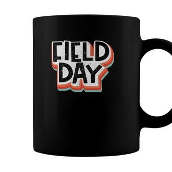 Vintage Field 2021 Day Retro Happy Last Day Of School Coffee Mug - Seseable