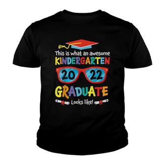 Awesome Kindergarten Graduate Looks Like 2022 Graduation Youth T-shirt - Thegiftio UK