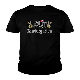 Peace Out Kindergarten -Last Day Of School Kindergarten Teacher Student Graduation Peace Hand Sign With Hat Youth T-shirt - Seseable