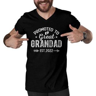 Promoted To Great Grandad 2022 Fathers Day New Grandpa Men V-Neck Tshirt - Seseable