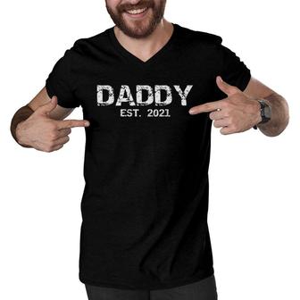 Unique First Fathers Day Gift For New Dads Daddy Est 2021 Ver2 Men V-Neck Tshirt - Seseable