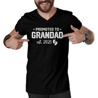 Vintage Promoted To Grandad 2021 Fathers Day New Grandad Men V-Neck Tshirt - Seseable
