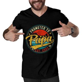 Vintage Promoted To Papa 2022 Fathers Day New Grandpa Men V-Neck Tshirt - Seseable