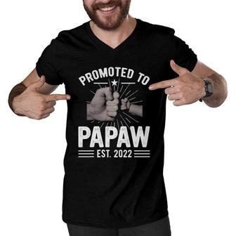 Vintage Promoted To Papaw 2022 Fathers Day New Grandpa Men V-Neck Tshirt - Seseable