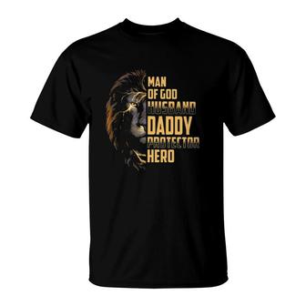 Man Of God Christian Husband Daddy Protector Hero Lion Face Perfect For Family Fathers Day Gift T-Shirt - Seseable