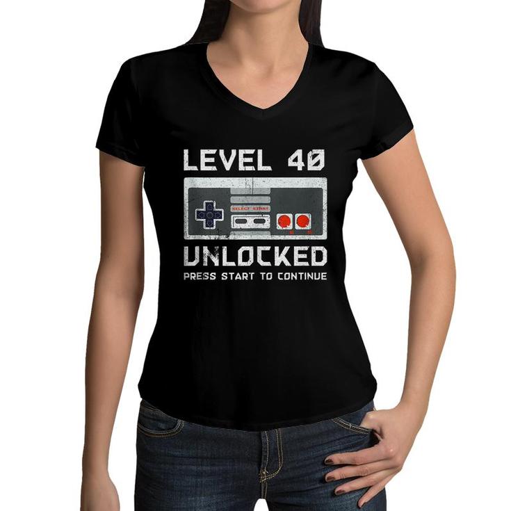 40 Year Old Forty Birthday Gift Level 40 Unlocked Gamer  Women V-Neck T-Shirt