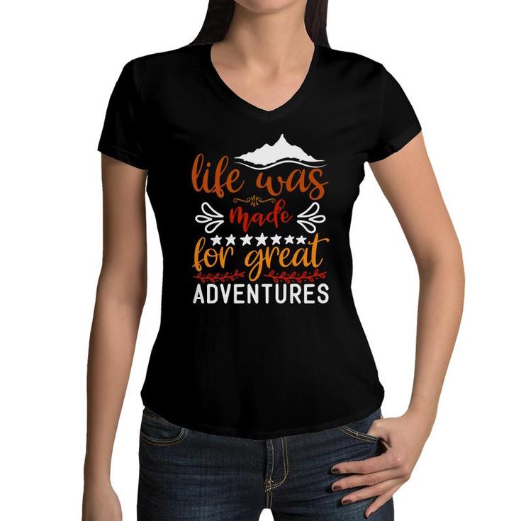 Explore Travel Lovers Think That Life Was Made For Great Adventure Women V-Neck T-Shirt