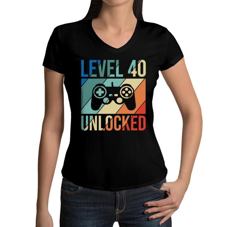 Level 40 Unlocked 40 Happy Birthday 40Th Women V-Neck T-Shirt