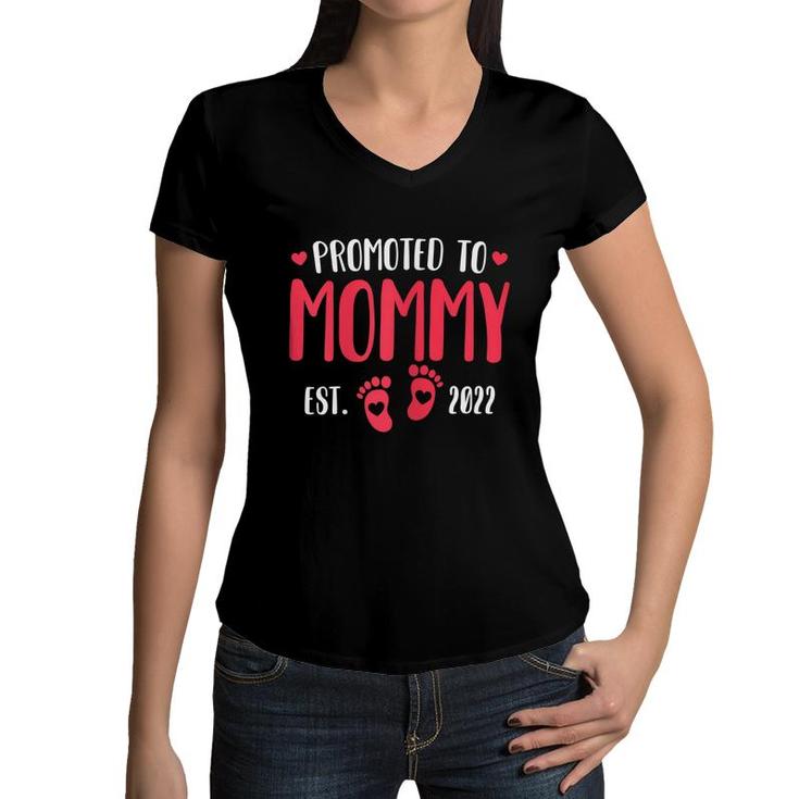 Womens Promoted To Mommy 2022 Pregnancy Reveal New Mom  Women V-Neck T-Shirt