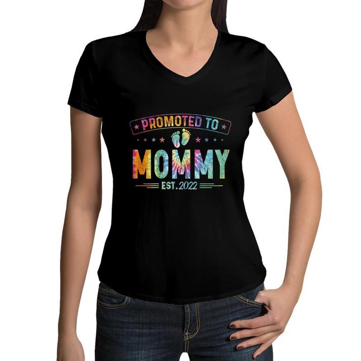 Womens Promoted To Mommy 2022 Tie Dye First Time Mothers New Mom  Women V-Neck T-Shirt