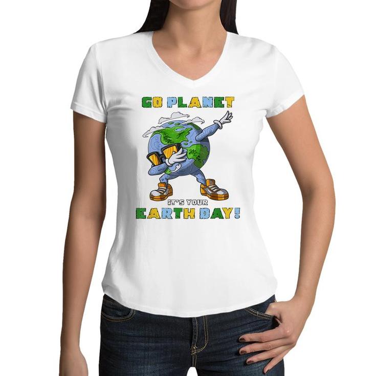 Go Planet Its Your Earth Day Dabbing Gift For Kids  Women V-Neck T-Shirt