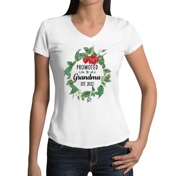 Promoted To Grandma Est 2022 Women Flower First Time Grandma  Women V-Neck T-Shirt