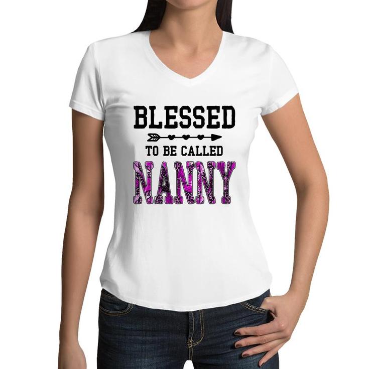 Womens Blessed To Be Called Nanny  Mothers Day Floral Grandma   Women V-Neck T-Shirt
