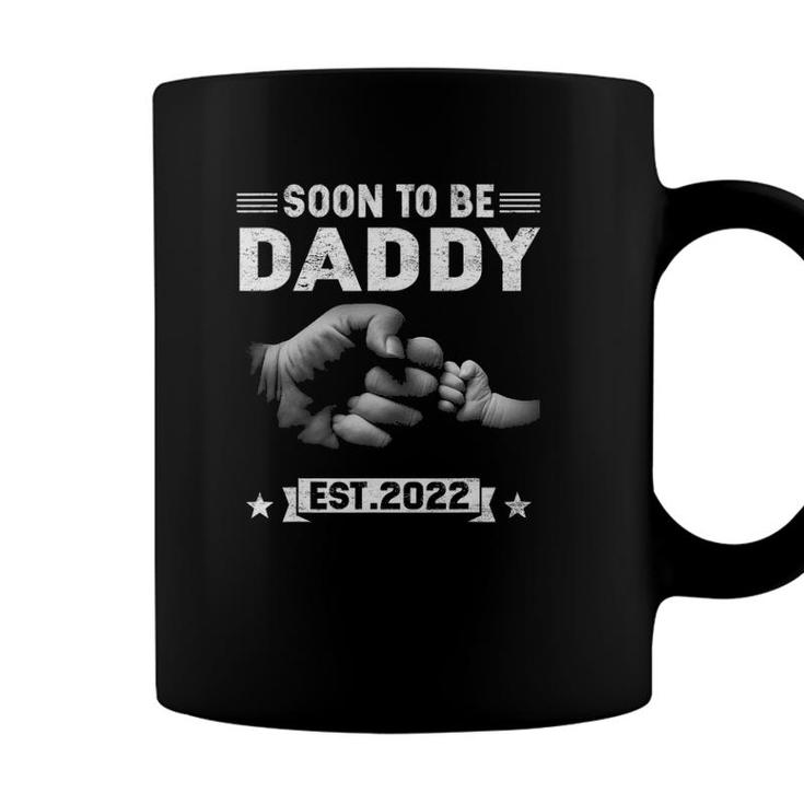 Soon To Be Daddy Est 2022 Retro Fathers Day New Dad Coffee Mug