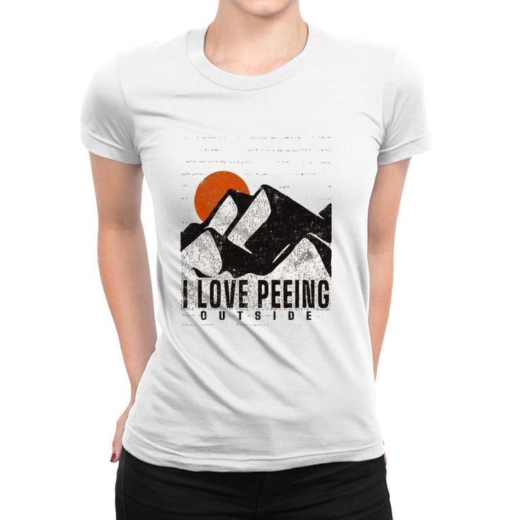 Retro Nature Lover Meme I Love Peeing Outside Hiking Camping Women T-shirt
