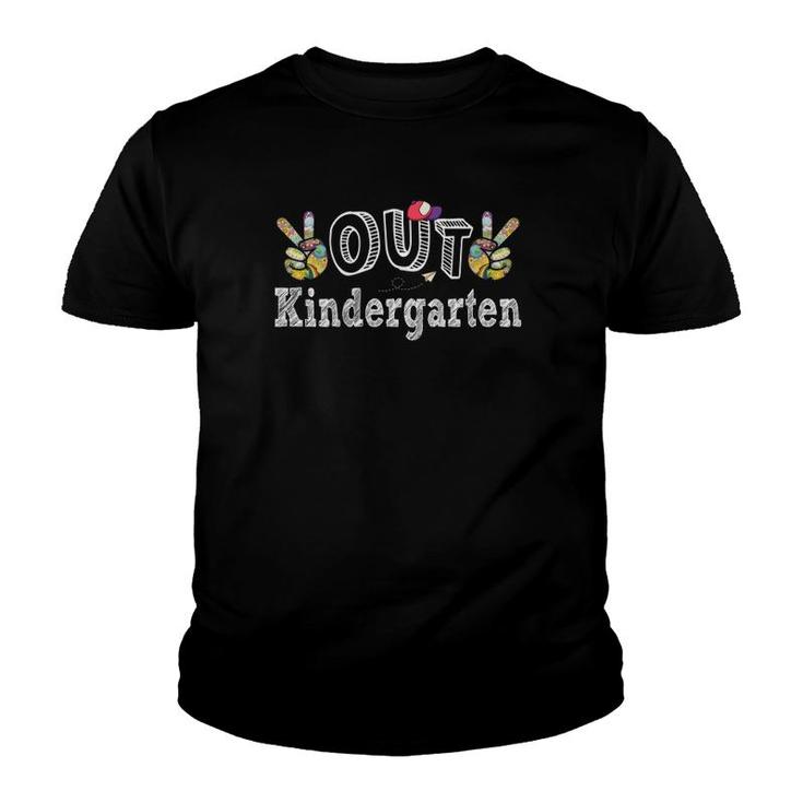 Peace Out Kindergarten -Last Day Of School Kindergarten Teacher Student Graduation Peace Hand Sign With Hat Youth T-shirt
