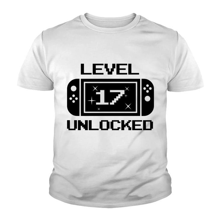 Level 17 Black Gamer 17Th Birthday Great Youth T-shirt