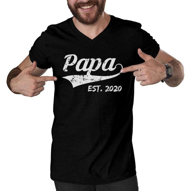 Mens Papa Est 2020 Vintage New Papa Fathers Day Gifts Men V-Neck Tshirt