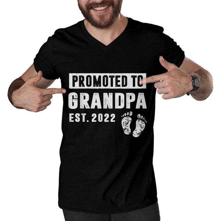 Promoted To Grandpa Est 2022 Pregnancy Announcement  Men V-Neck Tshirt