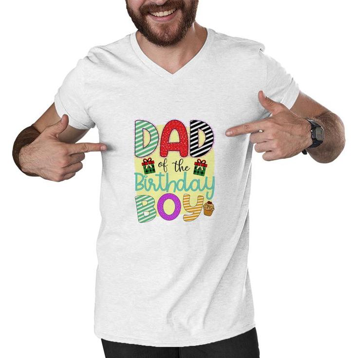Dad Of Te Birthday Boy With Many Beautiful Gifts In The Party Men V-Neck Tshirt
