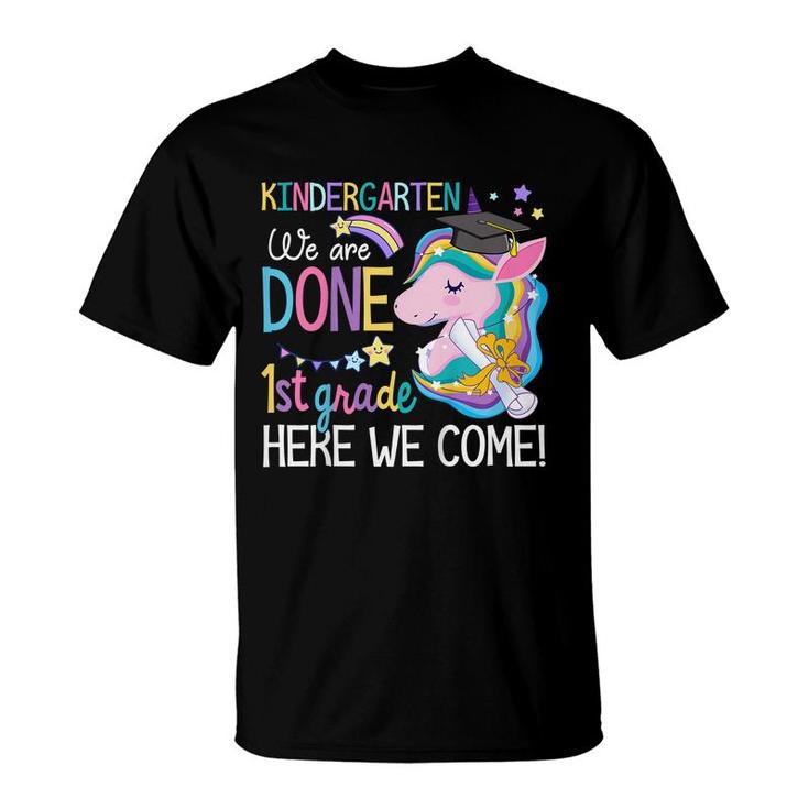 Kids Kindergarten Graduation Cute Unicorn Class Of 2022 Girls  T-Shirt