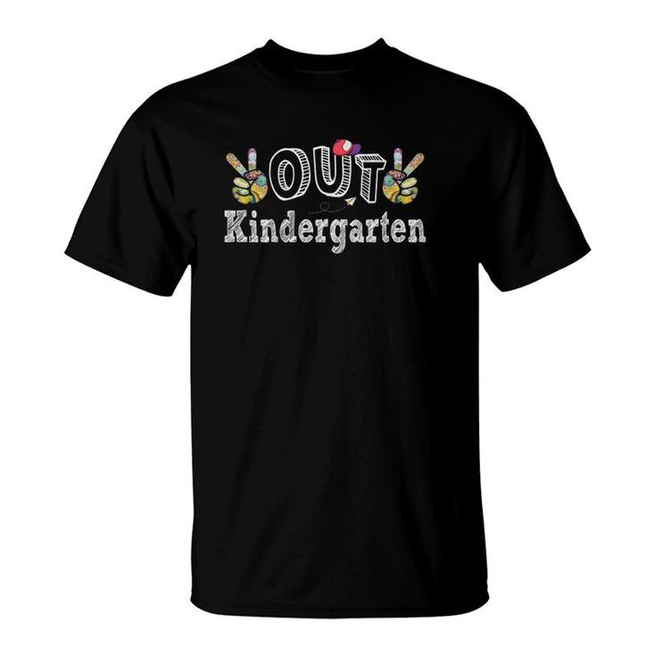 Peace Out Kindergarten -Last Day Of School Kindergarten Teacher Student Graduation Peace Hand Sign With Hat T-Shirt