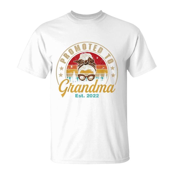 Promoted To Grandma Est 2022 Women Retro First Time Grandma  T-Shirt